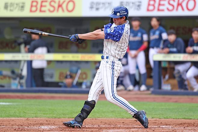 삼성 구자욱이 6일 대구에서 열린 NC와의 KBO리그 경기에서 5회말 역전 홈런을 터트리고 있다. /삼성 라이온즈