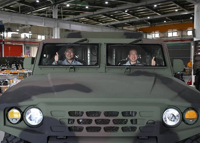 지난달 광주광역시 기아 특수사업부 생산 공장에서 최병길(왼쪽) 상무와 박병석 상무가 ‘K험비’라고 불리는 소형 전술 차량 K151에 탑승해 포즈를 취했다. 2012년 두 사람을 주축으로 본격 개발이 시작돼 2016년 군에 배치된 K151은 전투와 수송 등 전장에서 쓰임이 다양해 ‘팔색조’로 통한다. 세계 각국에서 품질을 인정받아 최근 빠르게 수출량이 늘고 있다./기아