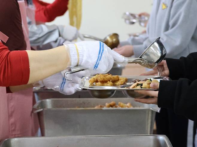 학교 급식실에서 학생들이 점심을 받고 있다. 기사 내용과는 무관한 사진. /연합뉴스