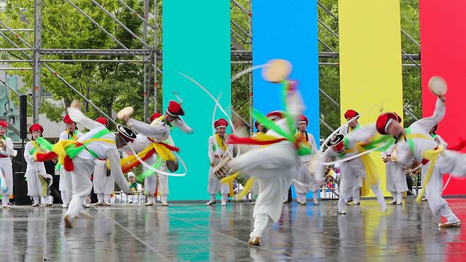 지난 5일 진주삼천포농악보존회가 서울 광화문광장에서 신명나는 국악 공연을 펼치고 있다. /박성원 기자