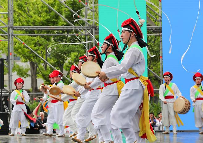 지난 5일 서울 광화문광장에서 진주삼천포농악보존회가 국악 공연을 펼치고 있다. /박성원 기자
