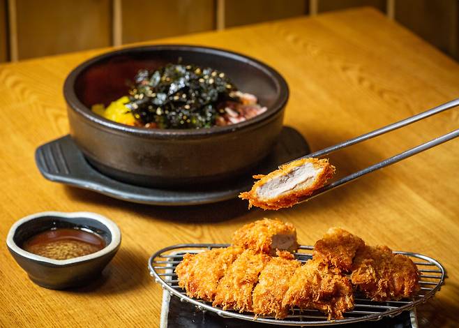 폭신하게 씹히면서 부드럽게 풀어지는 돼지고기 안심과 바삭하고 얇은 튀김옷이 산뜻한 대조를 이뤘다. /김용재 영상미디어 기자
