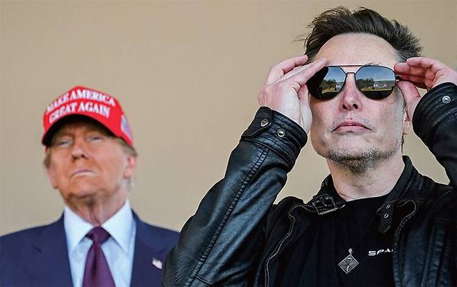 도널드 트럼프 미국 대통령과 일론 머스크 테슬라 CEO가 2024년 11월 텍사스주 브라운스빌에 있는 우주 발사 시설 ‘스타베이스’를 바라보는 모습. /로이터 뉴스1