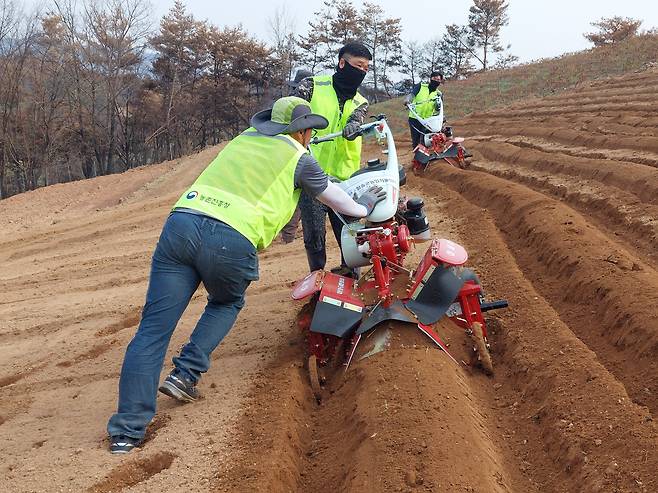 농업기계 응급복구단이 경북 의성군 단촌면 구계리의 경사진 밭에서 두둑을 만드는 작업을 진행하고 있다. /농촌진흥청 제공