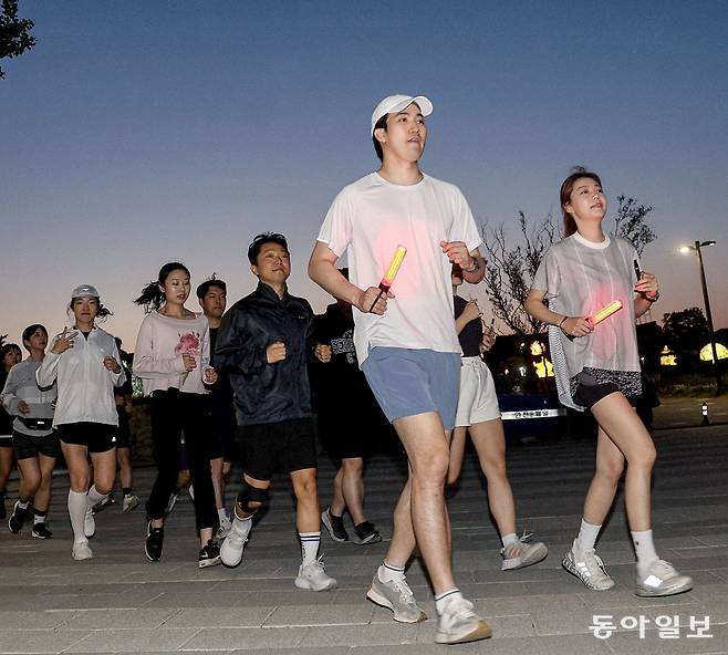 혼자 운동할 때보다 여러 명이 ‘러닝 크루’를 만들어 달리면 더 꾸준히 운동할 확률이 높다. 일정 인원을 넘는 ‘티핑 포인트’에 도달하면 서로 운동에 대한 긍정적 피드백을 주고받는 것이 운동 습관을 유지하는 압력으로 작용하기 때문이다. ‘더 좋은 삶을 위한 수학’의 저자는 “단순한 수학적 규칙으로 복잡한 인간 삶의 원리를 이해할 수 있다”고 말한다. 동아일보DB