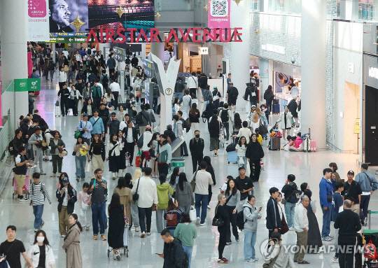 여행객들로 붐비는 공항. [연합뉴스 자료사진]