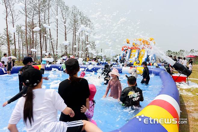 7일 이천시 복하천 수변공원에 마련된 물놀이장을 방문한 시민들이 즐거운 시간을 보내고 있다.