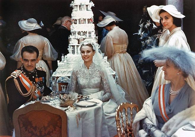 64fb4dfb2d01-monaco-royal-wedding8-a.jpg 세기의 결혼식으로 유명했던 그레이스 켈리의 결혼 사진.jpg