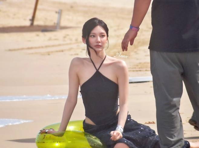 닝닝 블랙 오픈숄더 드레스 화보