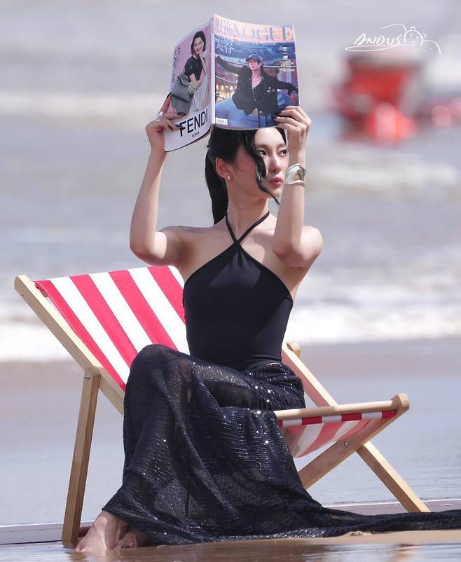 닝닝 블랙 오픈숄더 드레스 화보