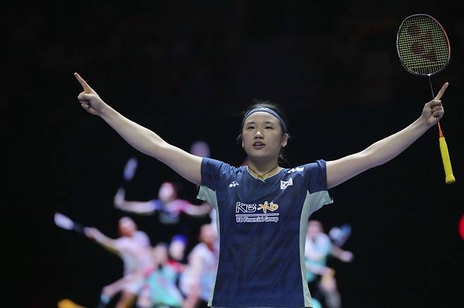 안세영이 7일(현지시간) 인도네시아 자카르타 이스토라 스타디움에서 열린 세계배드민턴연맹(BWF) 월드투어 슈퍼 1000 인도네시아오픈 여자 단식 준결승 일본 야마구치 아카네와의 경기에서 승리 후 기뻐하고 있다. 뉴시스