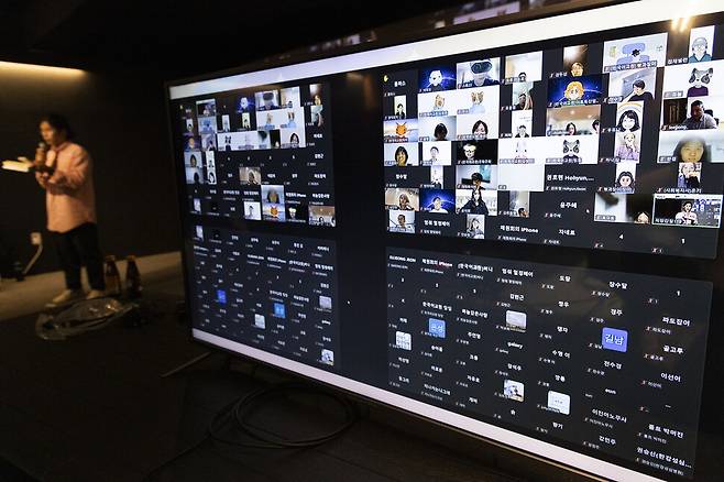 지난해 11월3일 서울 종로구 에무시네마에서 직장갑질119 온라인노조 출범식이 열렸다. 특정 기업·사업장을 중심으로 조직됐던 기존 노조들과 달리 개인 자격으로 가입한 조합원이 온라인을 기반으로 활동하되 업종별로 30명을 넘으면 지부를 만들어 교섭을 시도하는 첫 노조다. 출범과 함께 사회복지지부와 한국어교원지부가 조직됐다. 온라인노조 제공