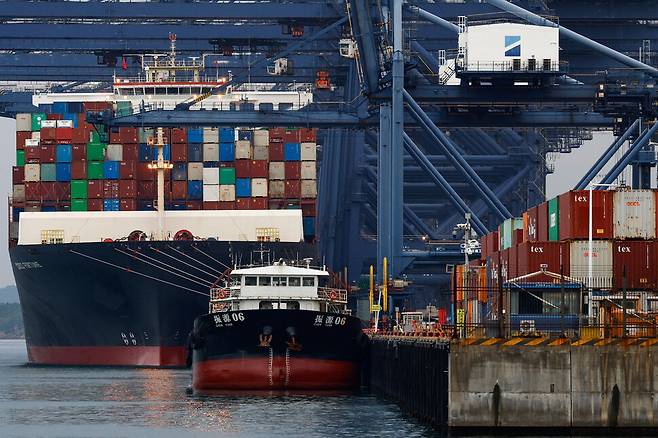 도널드 트럼프 정부의 관세정책 이후 2025년 4월 말 중국의 항구에서 미국으로 향하는 화물선은 4월 초보다 40% 줄었다. 2025년 5월9일 중국 광둥성 선전 옌톈항에 컨테이너를 실은 화물선이 정박해 있다. REUTERS
