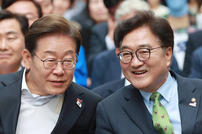 5·18민주화운동 45주년을 하루 앞둔 2025년 5월17일 오후 광주 동구 금남로에서 열린 5·18 전야 행사에 참석한 이재명 더불어민주당 대선 후보(왼쪽)와 우원식 국회의장이 대화하고 있다. 한겨레 신소영 기자 viator@hani.co.kr