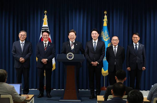 이재명 대통령이 2025년 6월4일 서울 용산 대통령실 청사에서 국무총리 후보자 등 인선을 발표하고 있다. 왼쪽부터 이종석 국가정보원장 후보자, 김민석 국무총리 후보자, 이재명 대통령, 강훈식 대통령비서실장, 위성락 국가안보실장, 황인권 대통령경호처장. 대통령실사진기자단