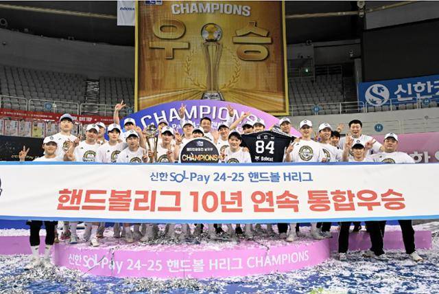 윤경신 감독과 두산 핸드볼 팀 선수들이 4월 26일 서울 올림픽공원 핸드볼 경기장에서 열린 2024~25 핸드볼 H리그 남자부 챔피언결정전 3차전에서 SK를 26-22로 누른 후 우승을 차지하고 기뻐하고 있다. 한국핸드볼연맹 제공