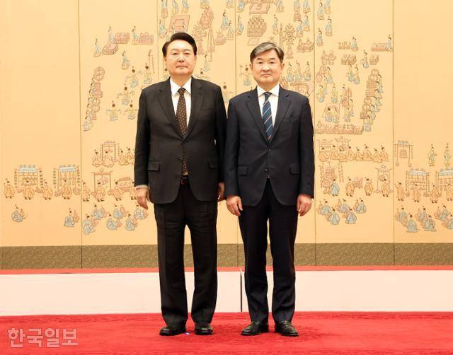 윤석열 전 대통령이 지난해 1월 16일 서울 용산 대통령실 청사에서 신임 조태용 국가정보원장에게 임명장을 수여한 뒤 기념촬영을 하고 있다. 서재훈 기자