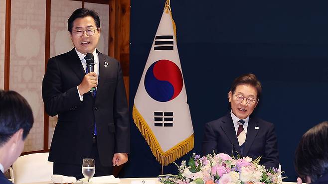 4일 취임 기념 오찬에서 박찬대 원내대표 인사말 듣는 이재명 대통령