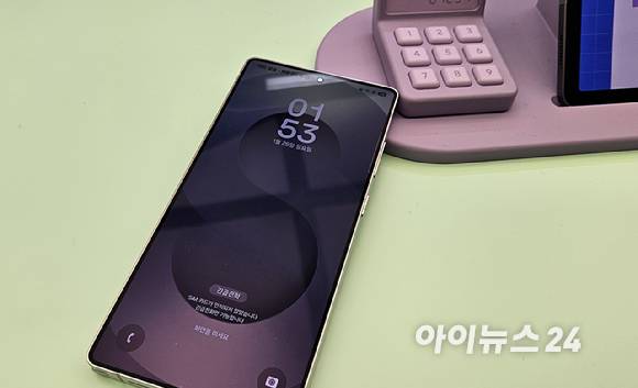 오늘 체험을 함께할 갤럭시S25 울트라 모델. [사진=박지은 기자]