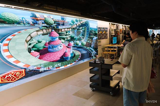 ▲ 시간대별로 '마리오 카트'와 같은 게임을 플레이할 수 있었습니다