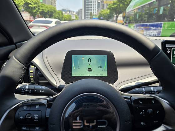 아토3의 5인치 액정표시장치(LCD) 계기판. 속도, 출력 등 여러 정보를 담고 있지만 눈에 잘 띄지 않아 주행할 때는 정보를 인식하기 어려웠다. 오삼권 기자