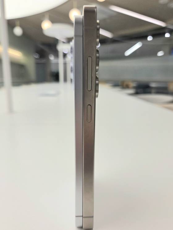 갤럭시 S25 엣지(두께 5.8㎜)와 갤럭시 S25 울트라(8.2㎜) 모델의 비교 모습. 이가람 기자