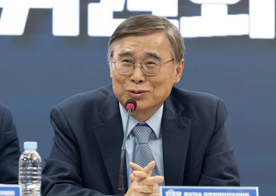 지난달 8일 서울 여의도 더불어민주당 중앙당사에서 열린 후보직속 '글로벌책임강국위원회 대책회의'에서 이종석 공동위원장이 인사말하고 있다. 뉴스1