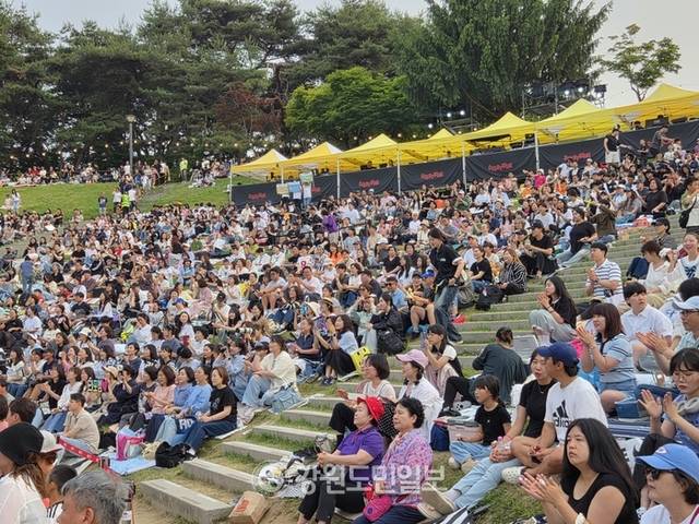 ▲ 원주문화재단 주최 2025 원주 에브리씽 페스티벌이 7일 원주 흥업면 연세대 미래캠퍼스 노천극장에서 개막했다.