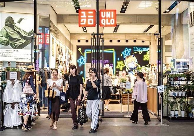 야나이 다다시가 아버지의 옷 가게를 물려받아 1984년 창업한 유니클로는 연매출 30조원의 세계적 기업으로 성장했다. 일본 도쿄의 한 유니클로 매장 앞으로 사람들이 지나가고 있다.  /AFP연합뉴스