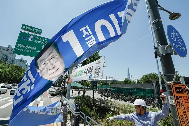 제21대 대통령 선거가 끝난 4일 서울 송파구 올림픽 공원역 거리에서 송파구청 관계자들이 선거 현수막을 철거하고 있다. /사진=뉴스1