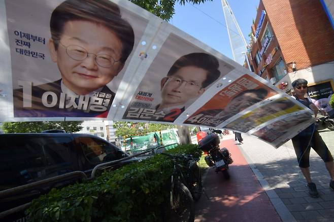 제21대 대통령 선거가 끝난 4일 서울 송파구 송파대로에 부착된 선거벽보를 업체 관계자가 철거하고 있다. /사진=뉴스1