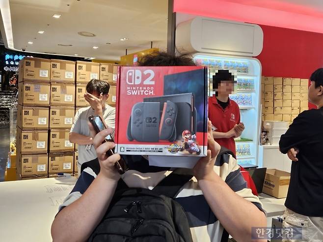5일 오전 10시 30분 경 서울 용산구 용산 아이파크몰 닌텐도샵에서 김씨(29)가 스위치2를 첫 번째로 구매한 뒤 제품을 자랑하고 있다. 사진=박수빈 기자