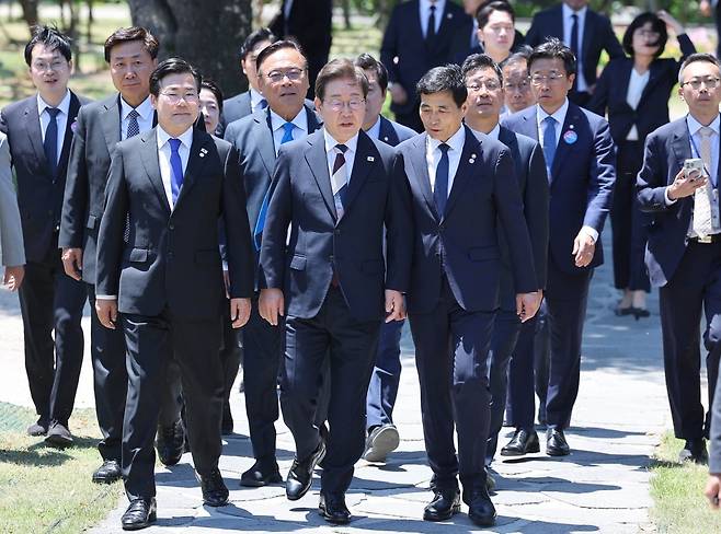 이재명 대통령이 4일 오전 국회 사랑재에서 우원식 국회의장 등 여야 대표들과 함께 오찬을 하기위해 이동하고 있다. /국회사진기자단