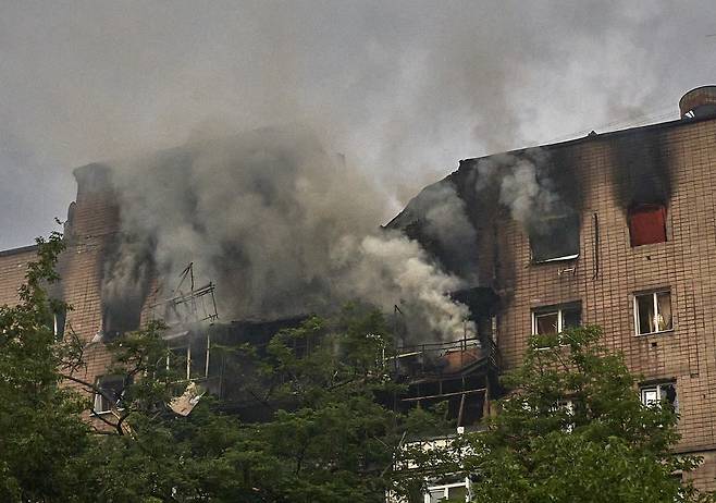 러시아가 우크라이나 하르키우에 지난 6~7일(현지시간) 대규모 공습을 벌이면서 최소 3명이 숨지고 21명이 다쳤다. EPA연합뉴스