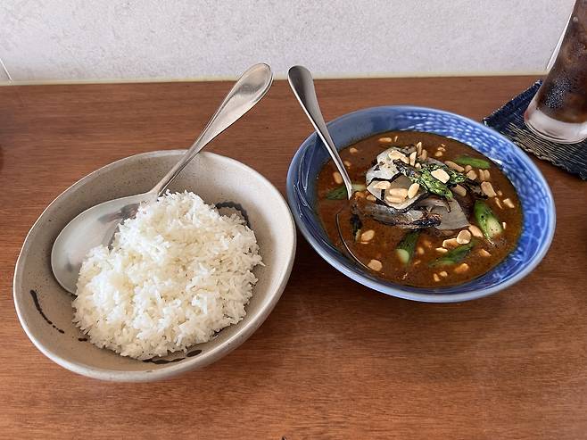 Kaeng massaman, or lamb curry made with a variety of spices, including nutmeg, cloves and cardamom, served with a bowl of rice at Horapa in Jongno-gu, central Seoul. (Park Jun-hee/The Korea Herald)