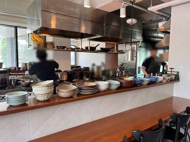 The open kitchen at Horapa in Jongno-gu, central Seoul (Park Jun-hee/The Korea Herald)