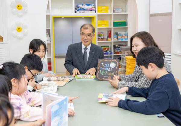 류윤기 인천도시공사 사장이 지난 5월9일 부평구 무지개지역아동센터에서 ‘iHUG 꿈의 책방 16호점 개소식에 참석하고 있다. 인천도시공사 제공