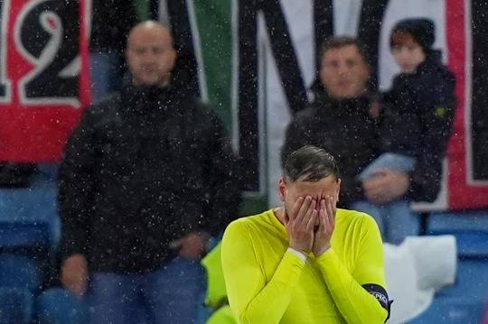 완패한 뒤 얼굴을 감싼 이탈리아 대표팀 골키퍼 잔루이지 돈나룸마. 사진(AP=연합뉴스)