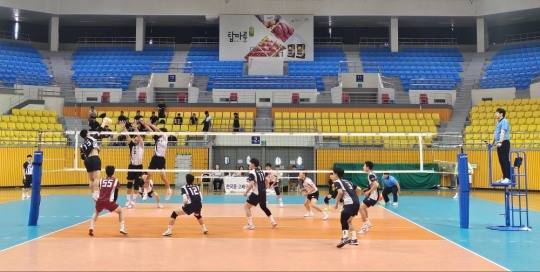 7일 문일고-부산 동성고 예선 경기. [한국중고배구연맹 제공]