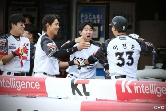 동료들과 기뻐하는 kt wiz 이정훈(오른쪽) / 사진=kt wiz 제공
