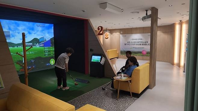 서울 서초구 내곡느티나무쉼터(노인복지관)에 설치된 실내파크골프연습장서 어르신들이 운동하고 있는 모습. 안병준 기자