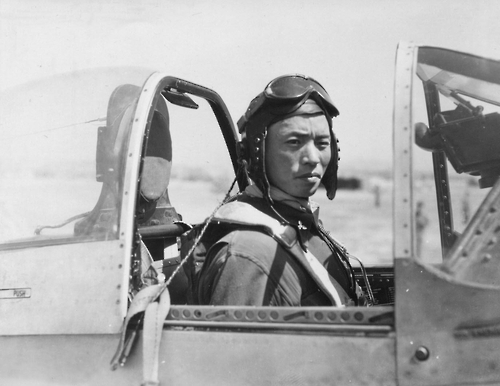 김두만 전 공군참모총장이 6·25전쟁 시절 전투기에 앉아있는 모습. [사진 출처=공군]