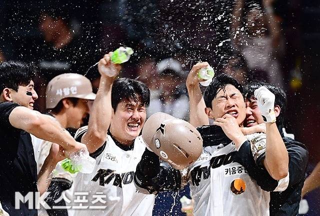 송성문이 6일 고척 LG전에서 끝내기 홈런을 친 뒤 동료들로부터 축하를 받고 있다. 사진(고척 서울)=김영구 기자