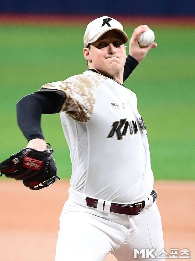 로젠버그는 6일 고척 LG전에서 왼쪽 고관절 불편함을 호소했다. 사진(고척 서울)=김영구 기자