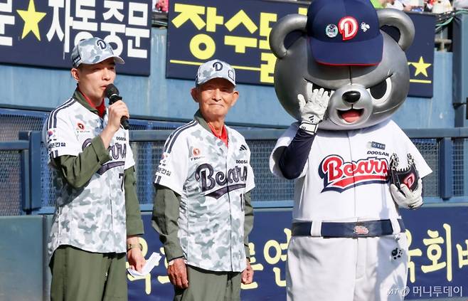 (서울=뉴스1) 박세연 기자 = 현충일인 6일 서울 송파구 잠실야구장에서 열린 프로야구 신한솔뱅크 KBO리그 두산과 롯데의 경기에 시구자로 나선 6·25 참전 조종사인 김두만 장군(예비역 공군 대장, 가운데)과 시타자 강병준 소령이 인사말을 하고 있다.  김두만 장군은 1927년생으로 공군작전사령관, 제11대 공군참모총장 등을 역임했다. 6·25 전쟁 당시 그는 대한민국 최초로 100회 출격 기록을 세워 ‘하늘의 영웅’으로 불렸다. 강병준 소령은 김 장군의 전우 고(故) 강호륜 장군(예비역 공군 준장)의 손자이자 현직 F-15K 조종사다. 2025.6.6/뉴스1  Copyright (C) 뉴스1. All rights reserved. 무단 전재 및 재배포,  AI학습 이용 금지. /사진=(서울=뉴스1) 박세연 기자