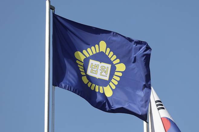 일제강점기 강제동원 피해자와 유족이 일본 기업을 상대로 낸 손해배상 청구 소송 2심에서 일부 승소했다. 사진은 5일 오전 서울 서초구 대법원./사진=뉴시스