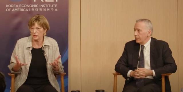캐슬린 스티븐스(왼쪽) 전 주한 미국대사와  필립 골드버그(오른쪽) 전 주한 미대사. KEI 유튜브 계정 캡처/연합뉴스