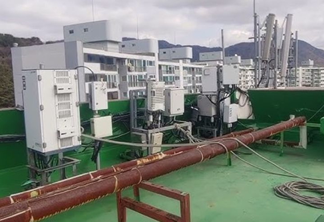 학교 옥상에 설치된 이동통신 중계기. 경북교육청 제공