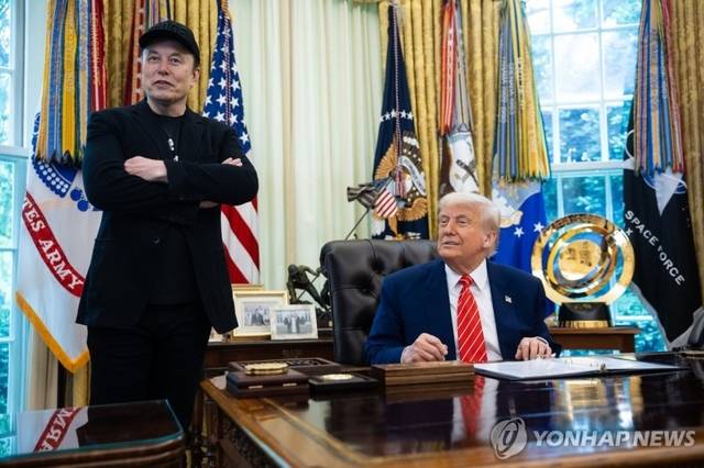 도널드 트럼프 미국 대통령과 일론 머스크 테슬라 최고경영자가 백악관에서 함께 한 모습. UPI  연합뉴스 자료사진