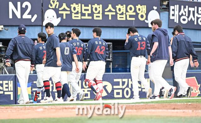 27일 오후 서울 잠실야구장에서 진행된 '2025 프로야구 KBO리그' 두산 베어스와 롯데 자이언츠의 경기. 롯데 선수들이 경기에 패한 뒤 덕아웃으로 향하고 있다./마이데일리